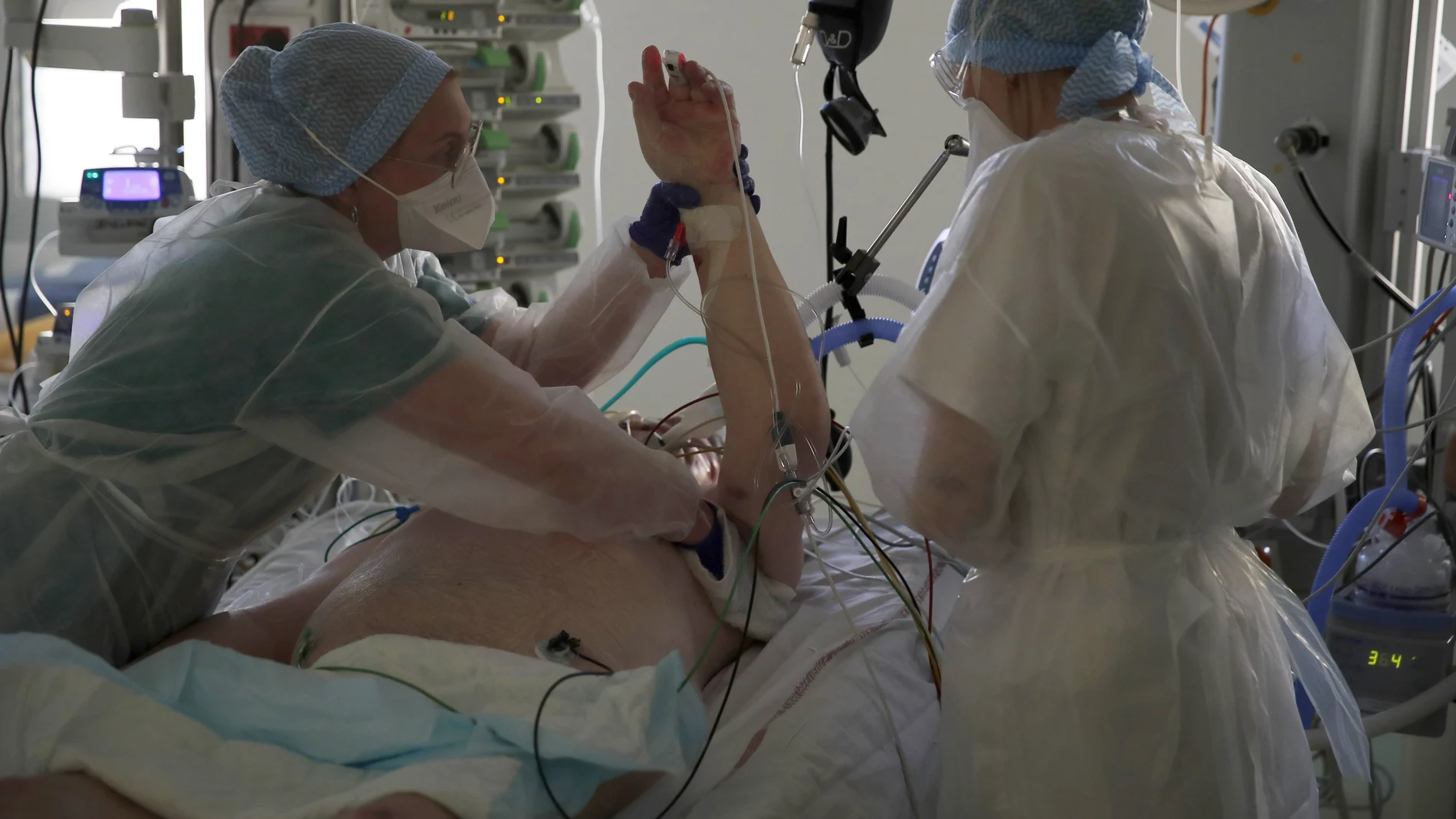 Los médicos atienden a un paciente afectado con el COVID-19 en un hospital francés