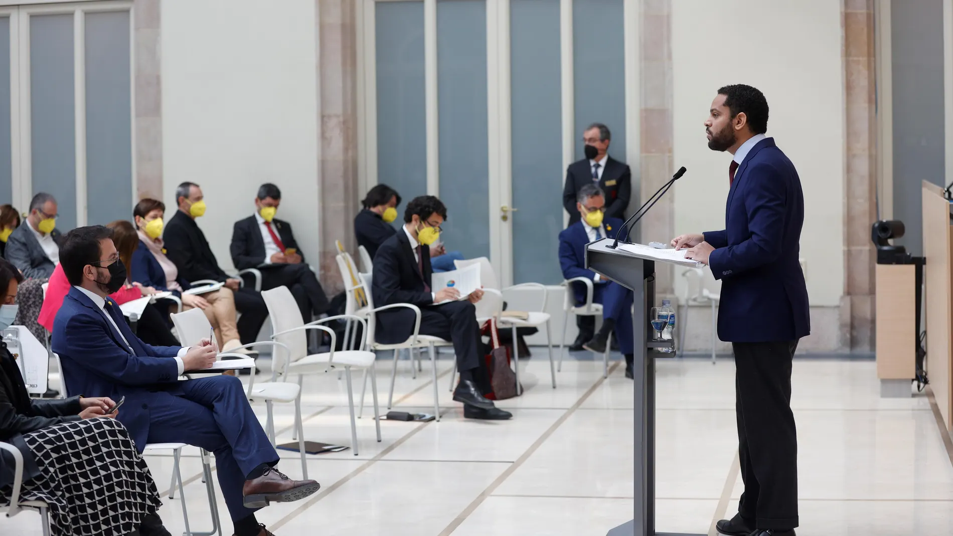 El líder de Vox, Ignacio Garriga, durante su intervención en la segunda sesión del debate de investidura del candidato de ERC a la presidencia de la Generalitat, Pere Aragonès.