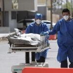 Personal de enfermería lleva el cuerpo de una persona fallecida en el Hospital General en Ciudad Juárez, estado de Chihuahua (México) en una foto de archivo