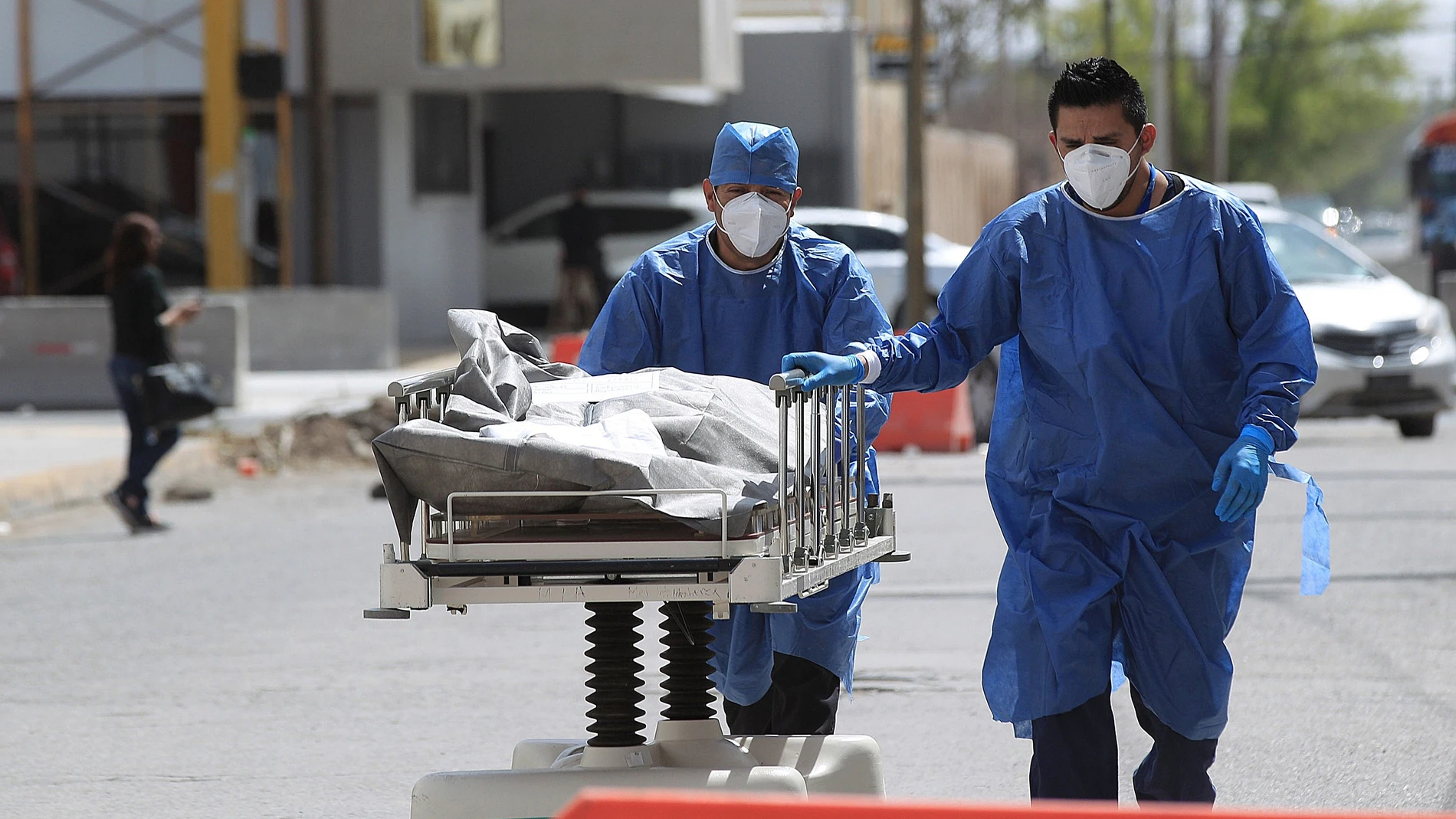Personal de enfermería lleva el cuerpo de una persona fallecida en el Hospital General en Ciudad Juárez, estado de Chihuahua (México) en una foto de archivo
