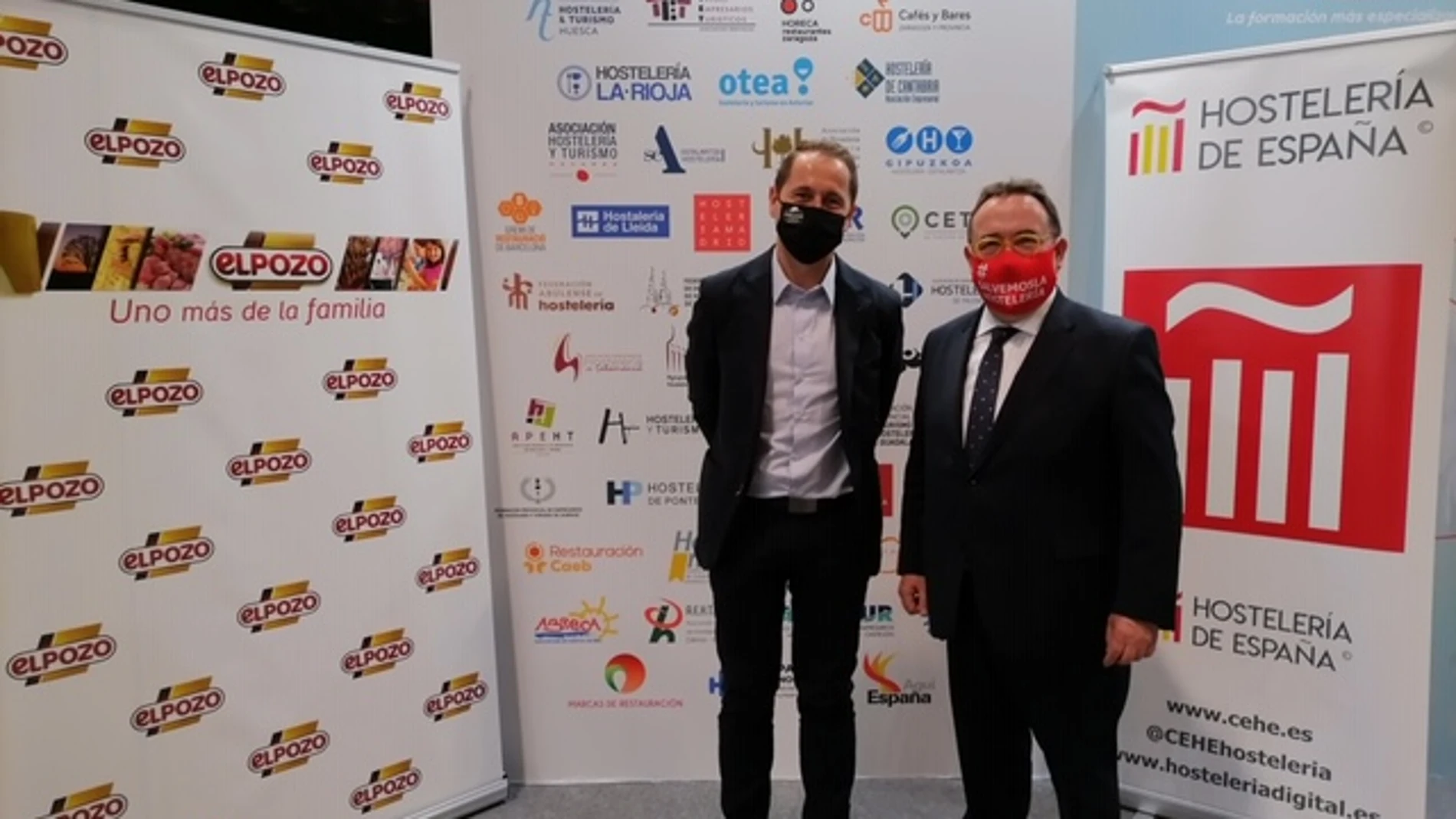 El director comercial de Elaborados de ElPozo Alimentación, José Andrés Alarcón, y el presidente de Hostelería de España, José Lui Yzuel, durante la feria HIP – Horeca Professional Expo 2021 que se celebró hace unos días en Ife