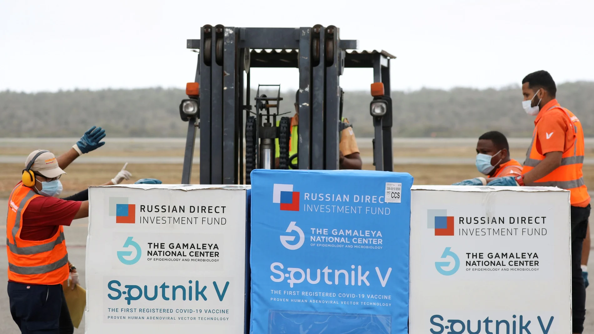 Trabajadores del aeropuerto de Caracas (Venezuela) transportan una partida de la vacuna rusa Sputnik V