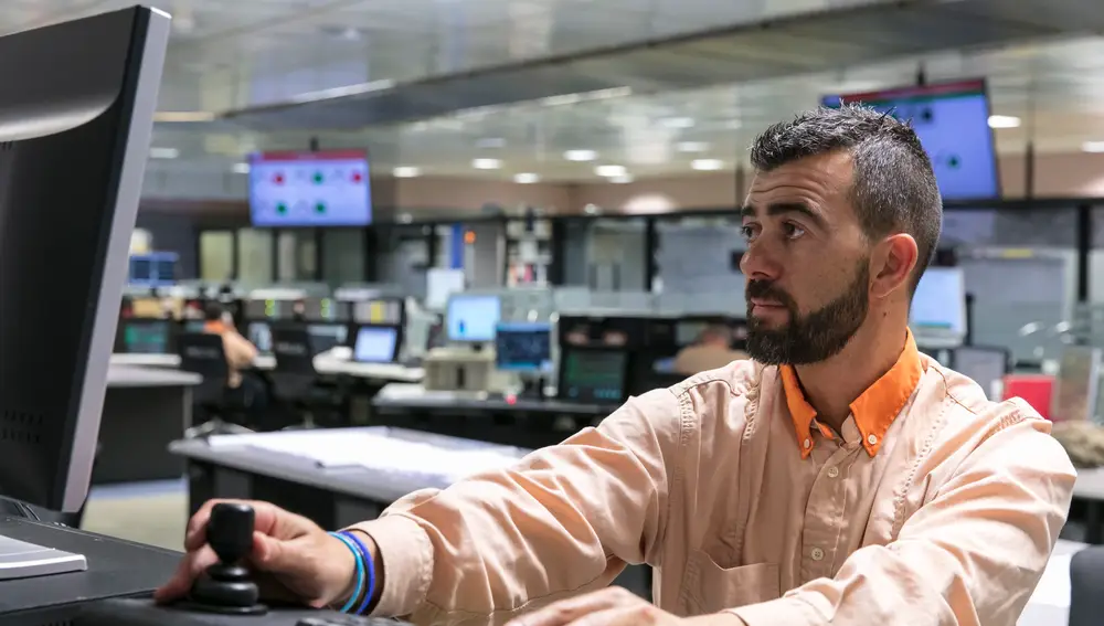 Un operario en la sala de control de refino del Complejo Industrial de Repsol en Tarragona.