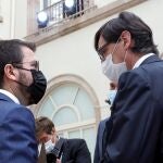 El candidato de ERC a la presidencia de la Generalitat, Pere Aragonès con el líder del PSC, Salvador Illa, durante un receso de la segunda sesión del debate de su investidura fallido
