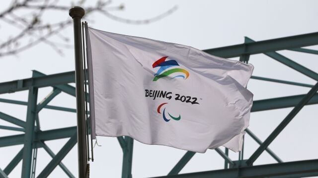 Una bandera con el logo de los Juegos Olímpicos de invierno 2022, en Pekín