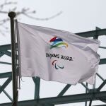 Una bandera con el logo de los Juegos Olímpicos de invierno 2022, en Pekín