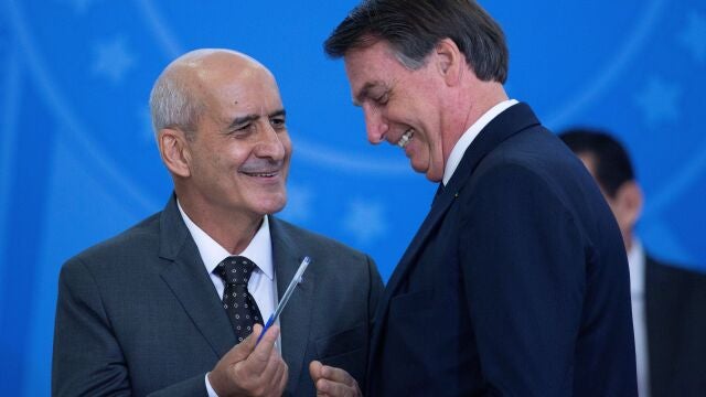 AME3368. BRASILIA (BRASIL), 04/07/2019.- Fotografía de archivo fechada el 4 de julio de 2019 que muestra al presidente de Brasil, Jair Bolsonaro (d), mientras participa en la ceremonia de posesión del general Luiz Eduardo Ramos Baptista Pereira (i), como ministro de Estado, en el Palacio de Planalto en Brasilia (Brasil). El general Luiz Eduardo Ramos Baptista Pereira ha sido elegido por Bolsonaro para ponerse al frente del Ministerio de Casa Civil (Presidencia) y la diputada Flavia Arruda será la nueva titular de la Secretaría de Gobierno de la Presidencia. EFE/Joédson Alves /ARCHIVO