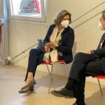 El primer ministro italiano Mario Draghi y su esposa Maria Serenella Cappello hablan en una sala de espera después de recibir su primera dosis de AstraZeneca