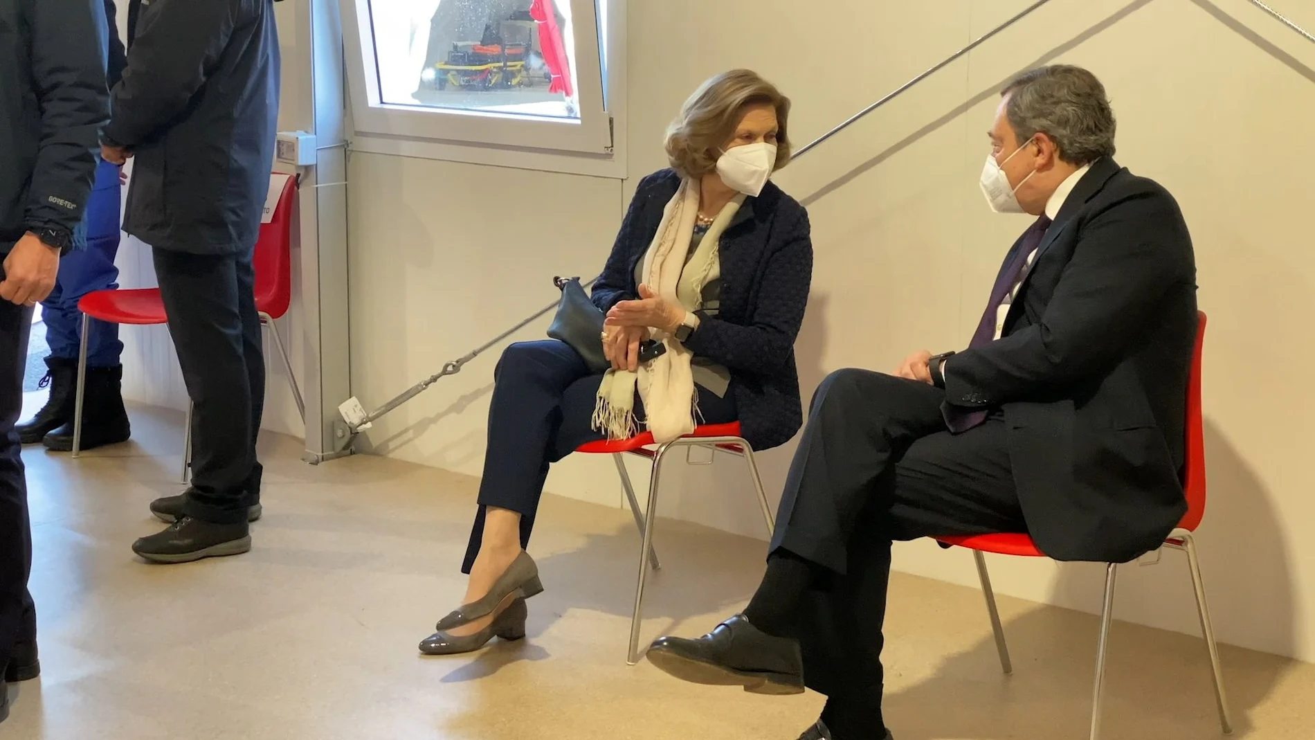 El primer ministro italiano Mario Draghi y su esposa Maria Serenella Cappello hablan en una sala de espera después de recibir su primera dosis de AstraZeneca
