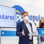 El secretario general del PP en Castilla y León, Francisco Vázquez, atiende a la prensa junto a la procuradora popular por Segovia, María Ángeles García