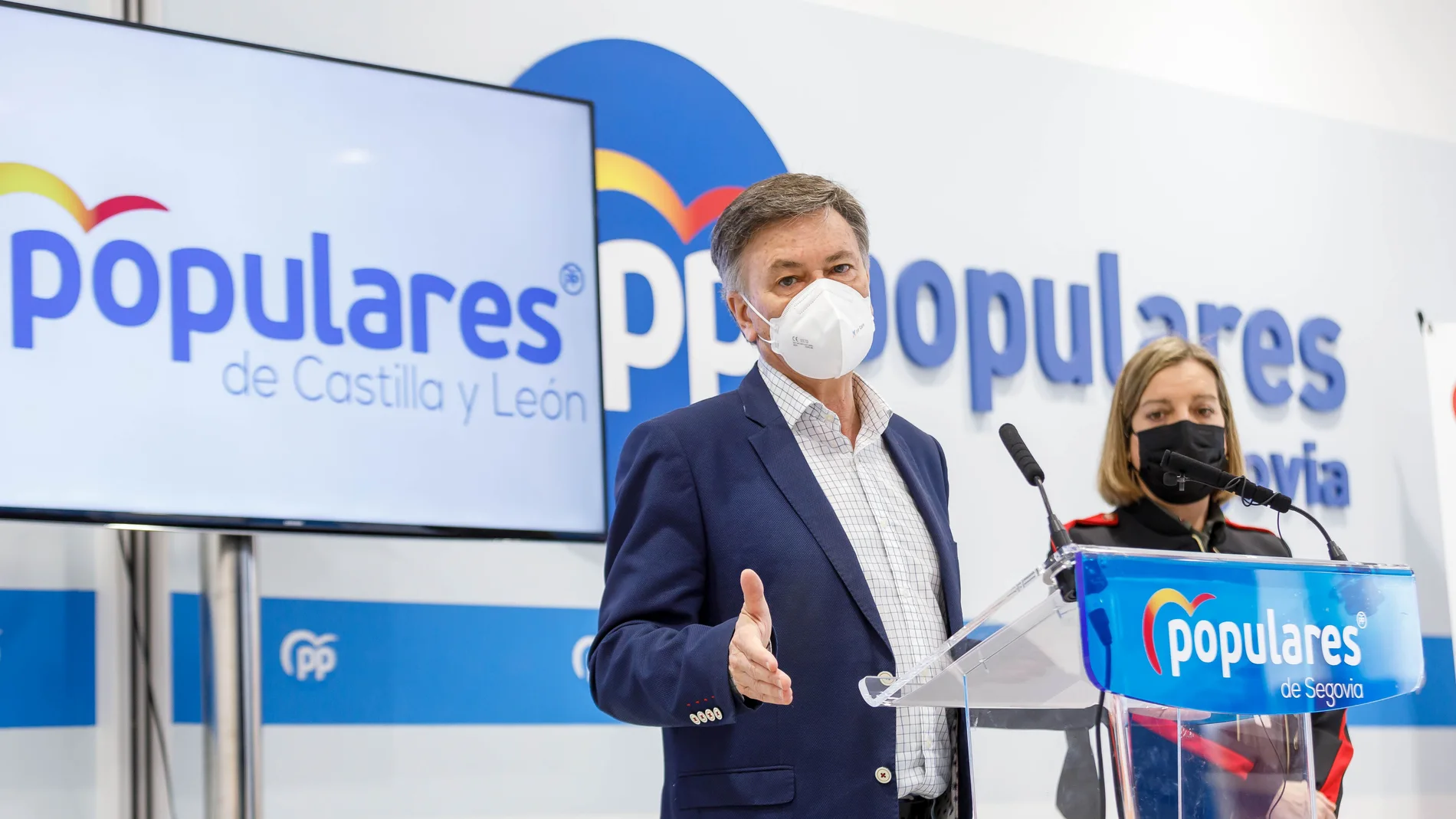 El secretario general del PP en Castilla y León, Francisco Vázquez, atiende a la prensa junto a la procuradora popular por Segovia, María Ángeles García