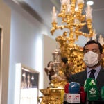 El presidente de la Junta de Andalucía, Juanma Moreno, atiende a los medios de comunicación durante la visita la Basílica de la Macarena