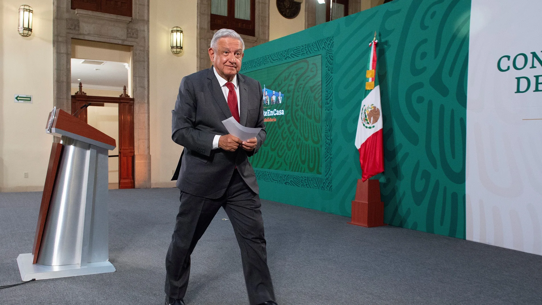 MEX8633. CIUDAD DE MÉXICO (MÉXICO), 31/03/2021.- Fotografía cedida este miércoles por la Presidencia de México donde aparece el mandatario mexicano, Andrés Manuel López Obrador, durante una ruda de prensa matutina en el Palacio Nacional de Ciudad de México (México). López Obrador confirmó este miércoles que la próxima semana se vacunará contra la covid-19, tras recibir la autorización de sus médicos para aplicarse la dosis. EFE/ Presidencia de México / SOLO USO EDITORIAL/ SOLO DISPONIBLE PARA ILUSTRAR LA NOTICIA QUE ACOMPAÑA (CRÉDITO OBLIGATORIO)