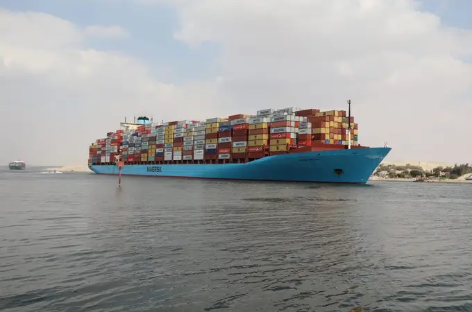 El tránsito marítimo en canal de Suez se desploma por los ataques hutíes en el mar Rojo