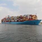 Un barco navega por el Canal de Suez tras ser desbloqueado el carguero Ever Given