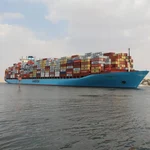 Un barco navega por el Canal de Suez tras ser desbloqueado el carguero Ever Given