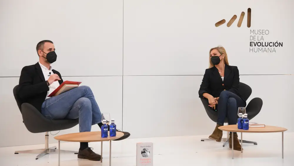 Presentación del libro ‘Pasiones carnales’ de la escritora y periodista Marta Robles. El director de informativos de Radio Televisión Castilla y León, Raúl Briongos, repasa el perfil de la autora