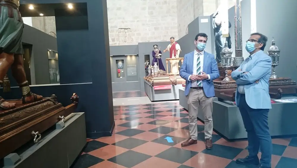 El delgado territorial de la Junta, Augusto Cobos, visita el Museo de Semana Santa de Medina de Rioseco junto a su alcalde, David Esteban