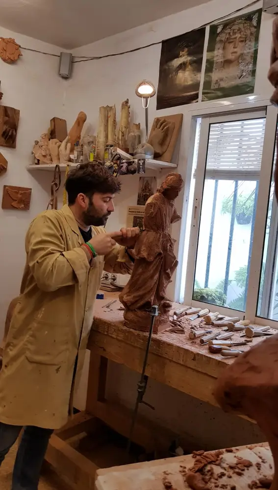 Ramón Martín, escultor: «Los encargos han caído un 70% y hay muchos talleres que se han visto obligados a cerrar»