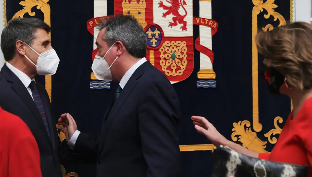 El nuevo delegado del Gobierno en Andalucía, Pedro Fernández (1i), es saludado por el alcalde de Sevilla(c) y la secretaria general de PSOE-A, Susana Díaz, en la toma de posesión celebrada este miércoles