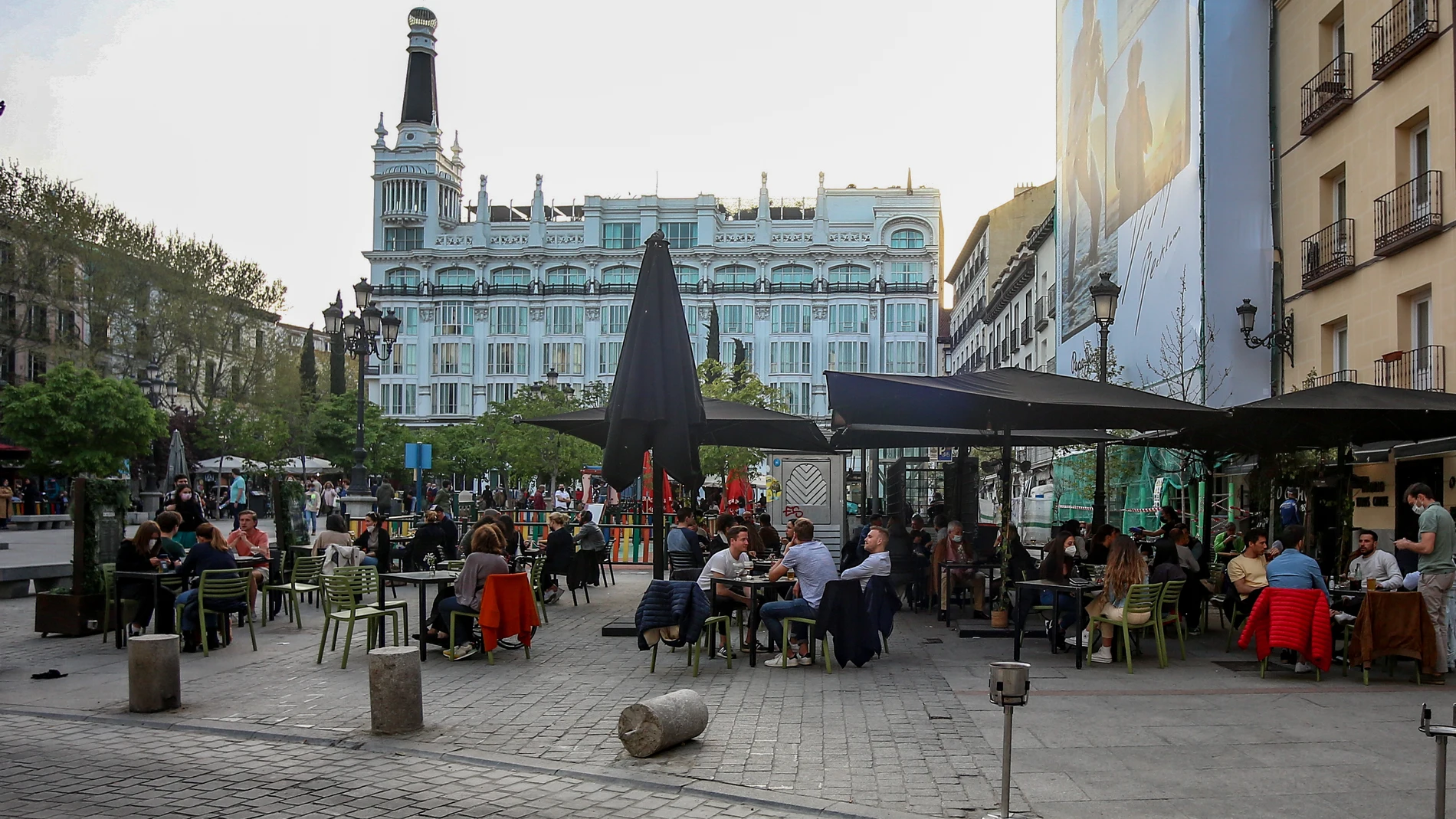 Varias personas, en la terraza de un bar, a 31 de marzo de 2021, en Madrid