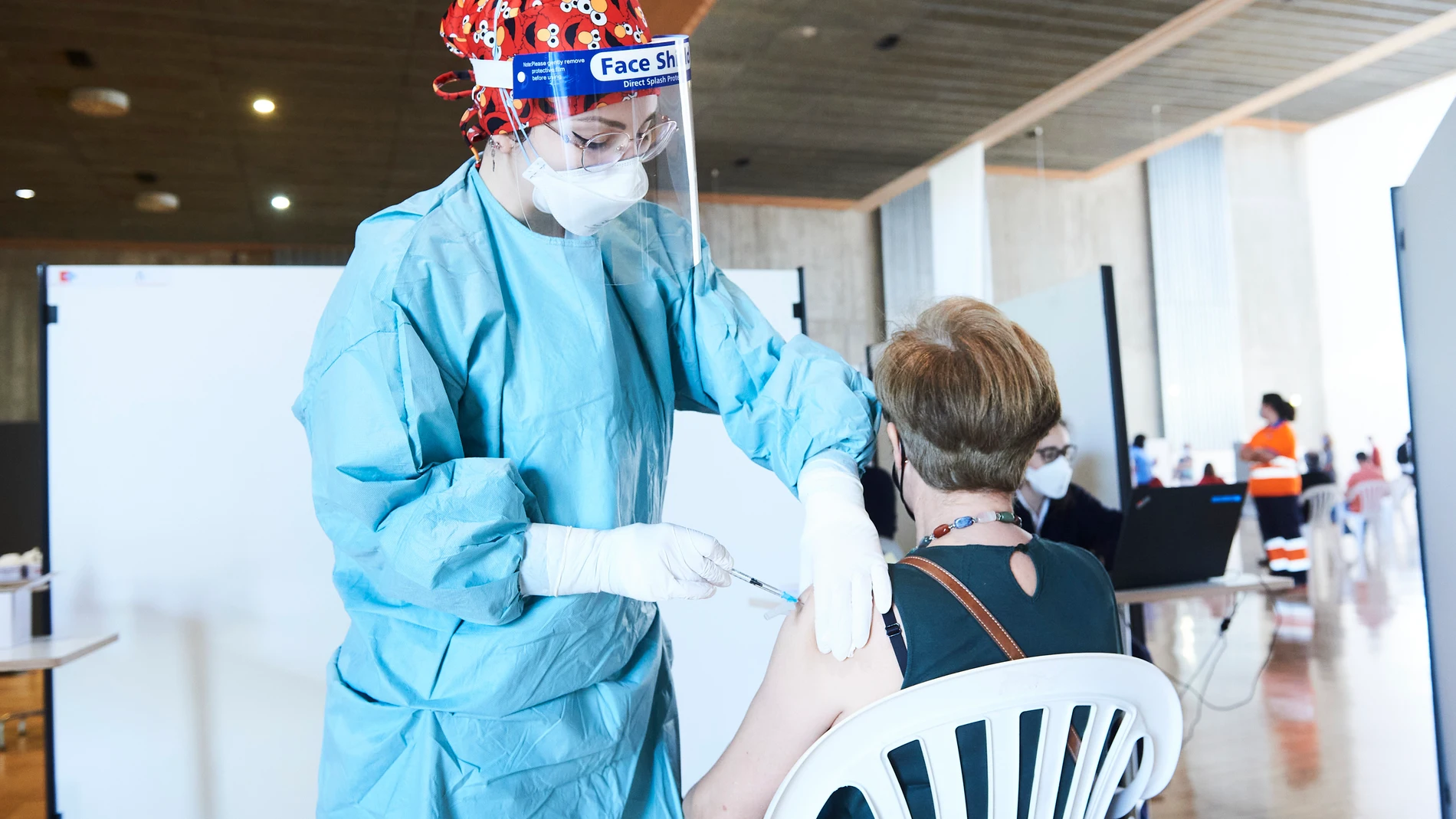 Una mujer recibe la vacuna de AstraZeneca en Cantabria