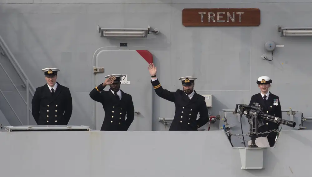 El barco Trent deja la Base Naval de Portsmouth