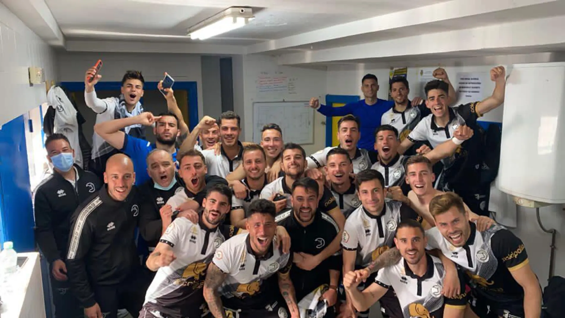 Los jugadores de Unionistas celebran el pase a la fase de ascenso a Segunda División