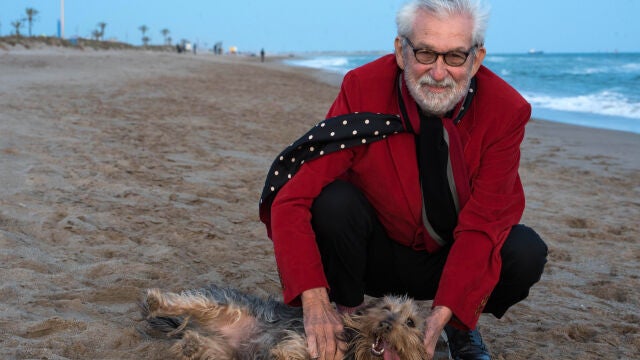 Óscar Tusquets acaba de publicar "Vivir no es tan divertido, y envejecer, un coñazo"