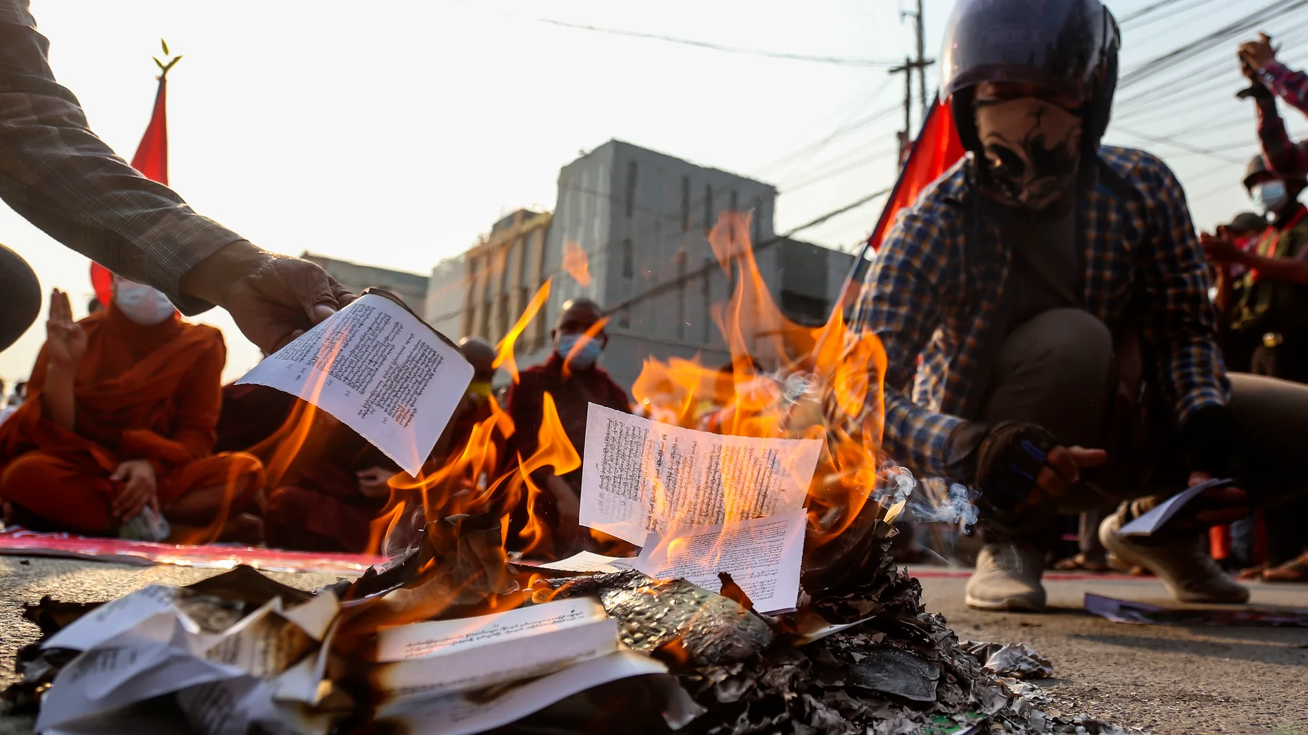 Varios antigolpistas queman la Constitución de Myanmar, ayer, en Mandalay