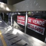 Locales comerciales con carteles de se vende y se alquila