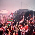 Aficionados del Athletic se concentraron en Lezama para despedir a su equipo