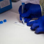 Una sanitaria comprueba el resultado de un test de antígenos