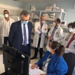 El consejero de Salud, Juan José Pedreño (c), visitó el nuevo servicio de farmacia especializada en pacientes oncológicos y oncohematológicos ubicado en el Hospital de Día de la Arrixaca