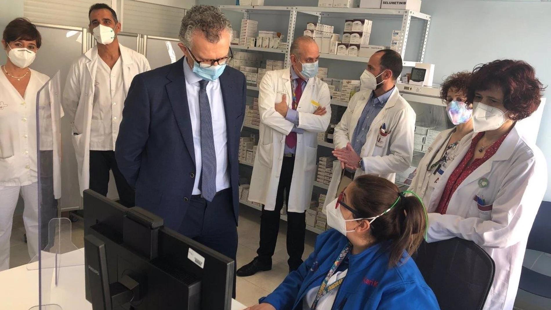 El consejero de Salud, Juan José Pedreño (c), visitó el nuevo servicio de farmacia especializada en pacientes oncológicos y oncohematológicos ubicado en el Hospital de Día de la Arrixaca