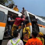 Pasajeros son rescatados en el tren que descarriló en Taiwán