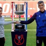 Los entrenadores del Athletic Club, Marcelino García Toral, y Real Sociedad, Imanol Alguacil, posan ante el trofeo de la Copa del Rey