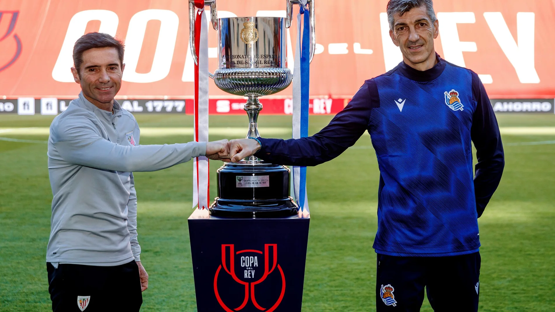 Los entrenadores del Athletic Club, Marcelino García Toral, y Real Sociedad, Imanol Alguacil, posan ante el trofeo de la Copa del Rey