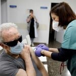 Una sanitaria vacuna a una persona mayor en un ambulatorio de Valencia