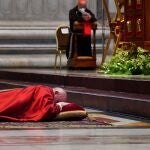 El Papa Francisco orando tras tumbarse como es tradición durante la Misa de la Pasión del Señor en la Basílica de San Pedro en el Vaticano.