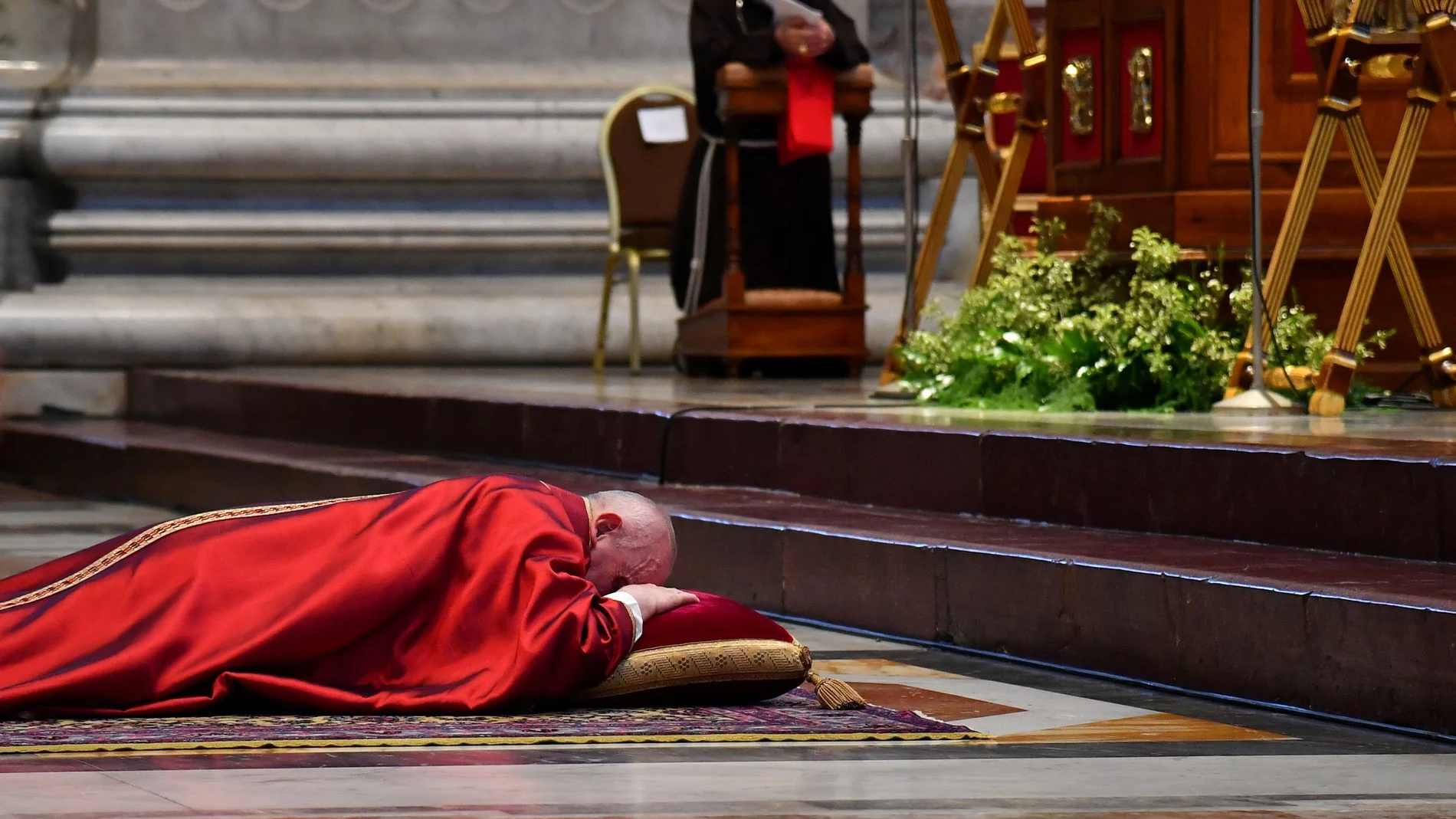 El Papa Francisco orando tras tumbarse como es tradición durante la Misa de la Pasión del Señor en la Basílica de San Pedro en el Vaticano.