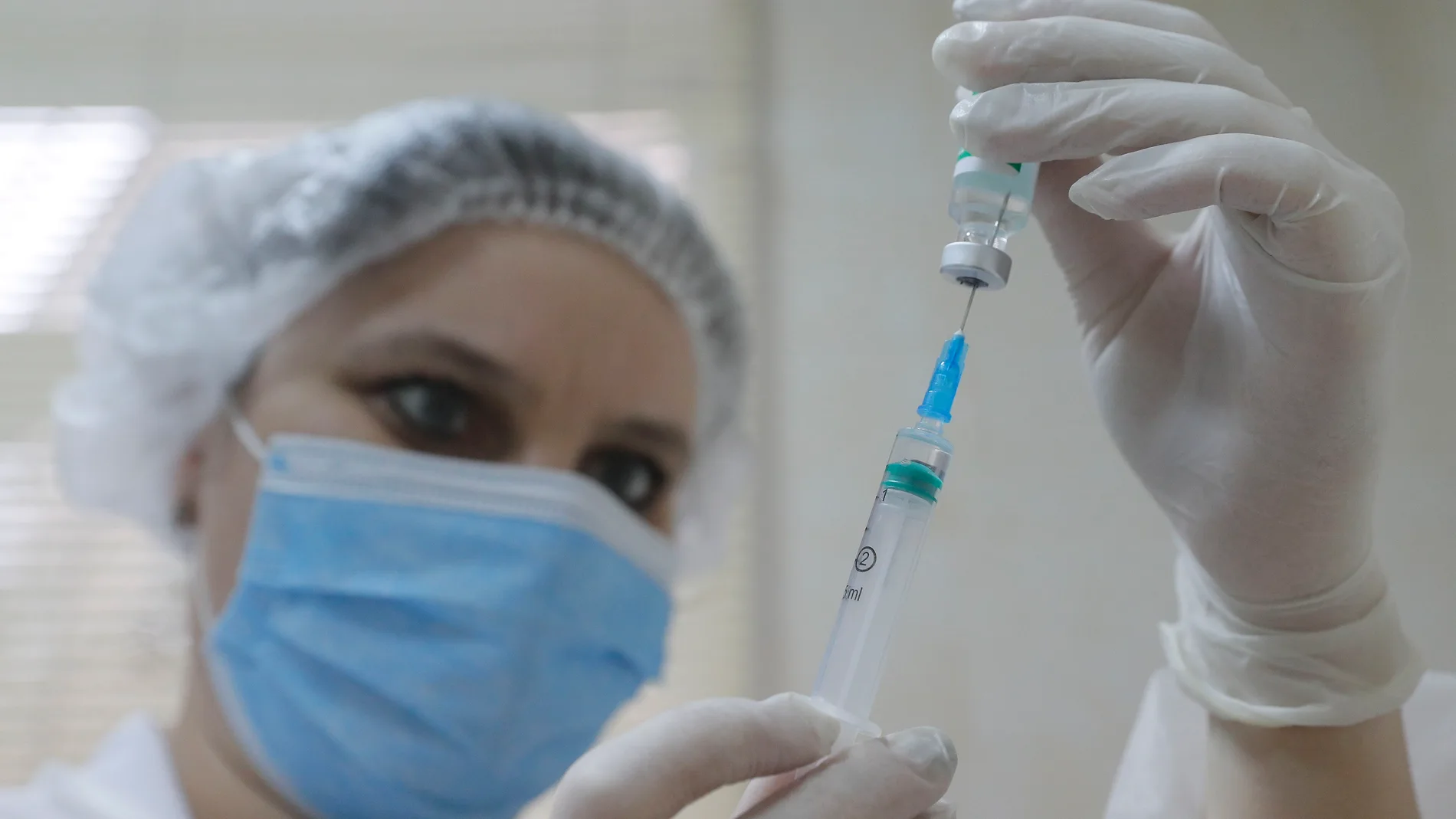 Una médico ucraniana prepara una dosis de la vacuna contra la covid en un hospital de Kiev