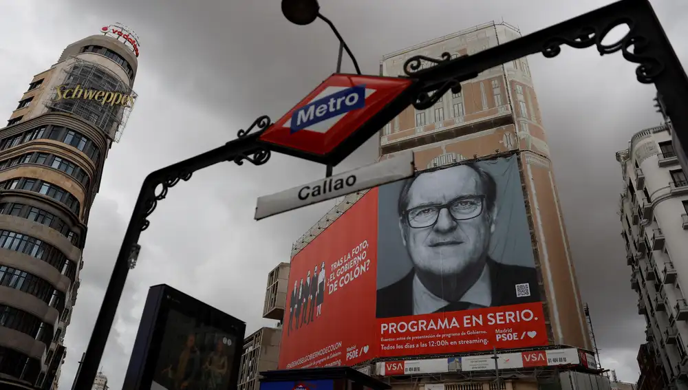 Un cartel electoral gigante del candidato del PSOE Ángel Gabilondo en la fachada de uno de los edificios de la madrileña plaza de Callao