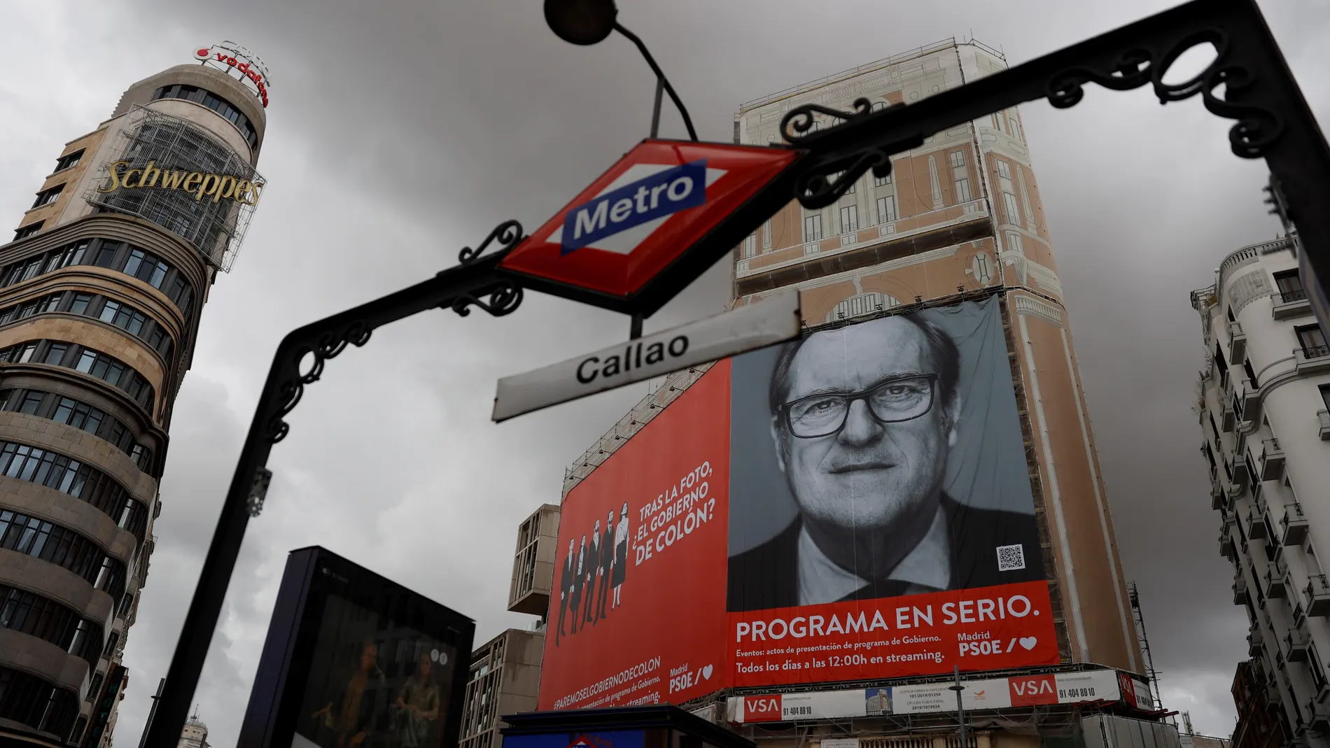Un cartel electoral gigante del candidato del PSOE Ángel Gabilondo en la fachada de uno de los edificios de la madrileña plaza de Callao