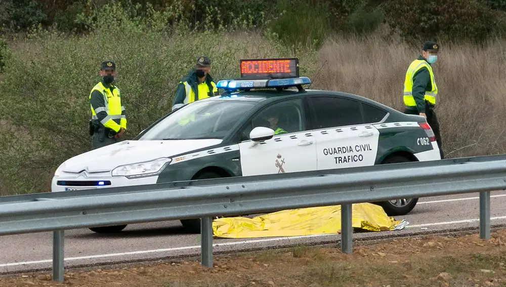 Dos guardias civiles junto al cadáver del agente fallecido en la A-62 en Salamanca