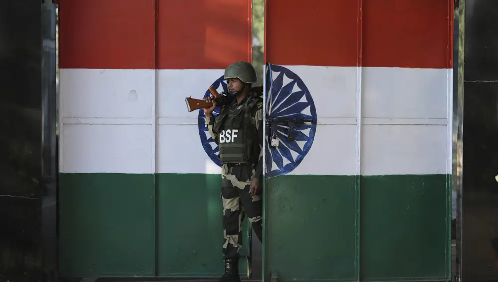 Soldado indio en uno de los puestos fronterizos que separan India y Pakistán.