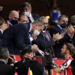 El jugador del Athletic Club, Iker Muniain, recibe de manos del rey Felipe VI el trofeo como subcampeones de la Copa del Rey tras caer derrotados ante la Real Sociedad en el encuentro que han disputado hoy Sábado en el estadio de La Cartuja, en Sevilla. EFE/Julio Muñoz.