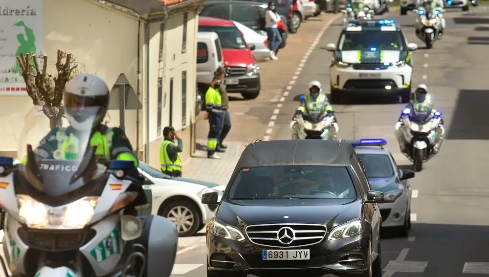 Coche fúnebre con los restos de Ricardo Sánchez escoltado por la Guardia Civil a su llegada a Ciudad Rodrigo