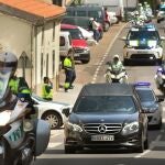 Coche fúnebre con los restos de Ricardo Sánchez escoltado por la Guardia Civil a su llegada a Ciudad Rodrigo