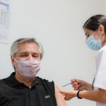 FILED - 21 January 2021, Argentina, Buenos Aires: In this image provided by Argentina's presidential office, Alberto Fernandez (L), president of Argentina, is administered the Russian anti-Corona vaccine Sputnik V. Fernandez has tested positive for coronavirus (Covid-19), he said on Friday night, 2 April 2021. Photo: Esteban Collazo/Presidencia Argentina/dpa - ACHTUNG: Nur zur redaktionellen Verwendung im Zusammenhang mit der aktuellen Berichterstattung und nur mit vollständiger Nennung des vorstehenden CreditsEsteban Collazo/Presidencia Arge / DPA (Foto de ARCHIVO)21/01/2021 ONLY FOR USE IN SPAIN